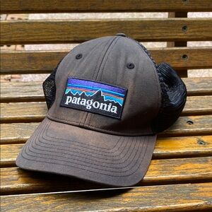 Patagonia faded Black SnapBack Hat 6 panel mesh back cap